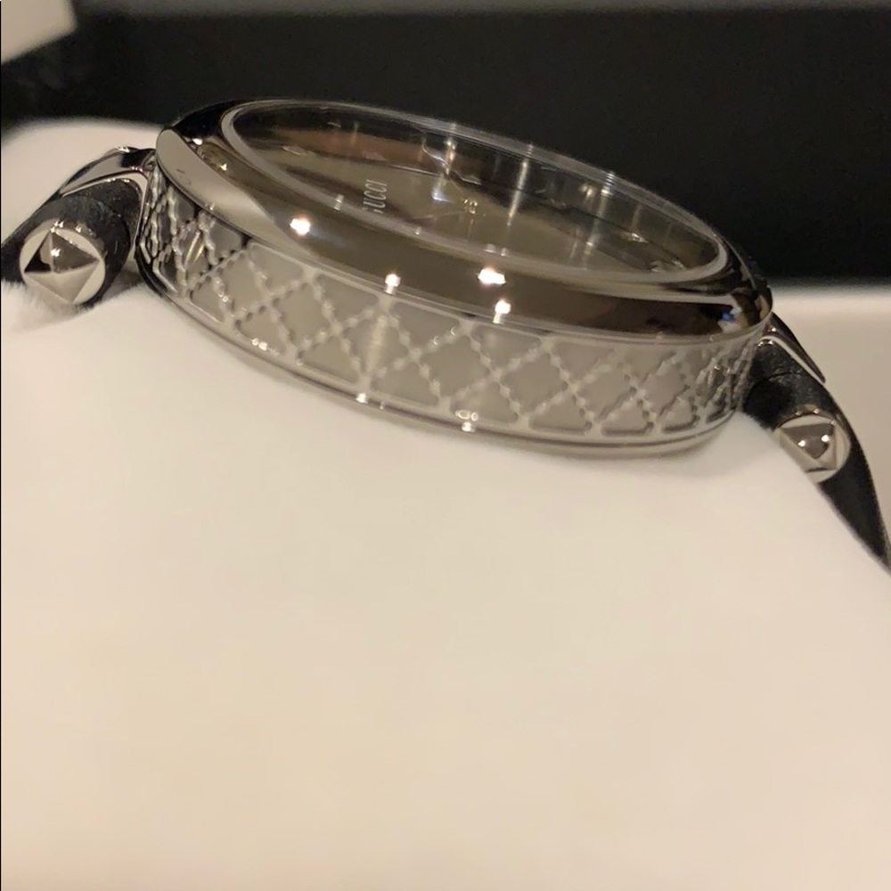Gucci leather strap watch NWT - Picture 4 of 10